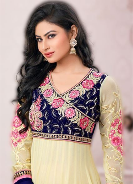Mouni Roy उम्र – Age (2021), Height, Boyfriend, Family, Biography & More