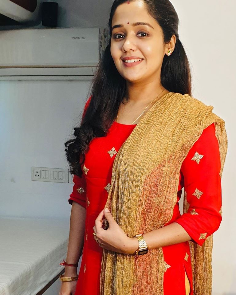 Tamil Actress Ananya Age Family Husband Brother Wiki Photos Biography Hindi Biography And Info The queue of their fans is very long. tamil actress ananya age family