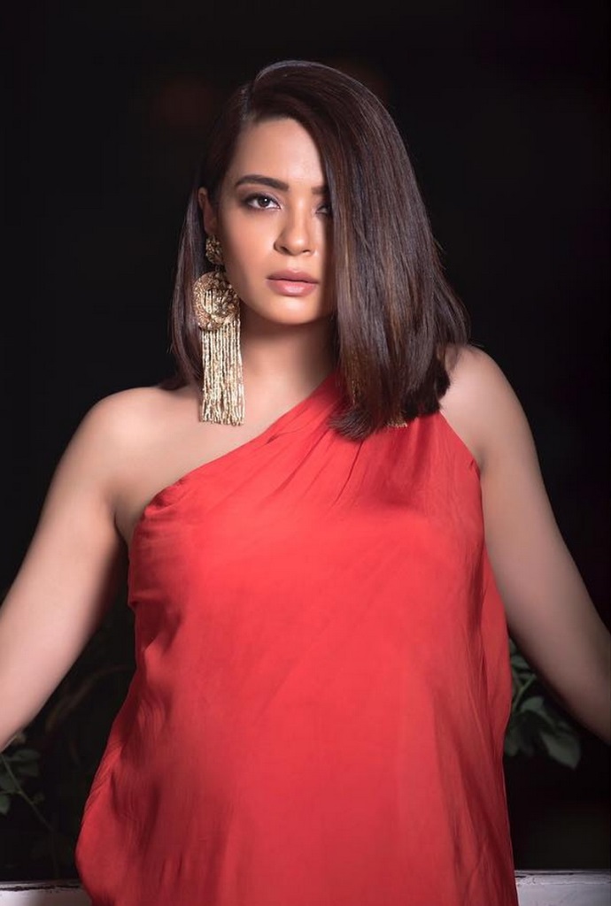 Surveen Chawla Height, Age, Photos, Husband, माता-पिता (Parents),  Affairs, Biography & More