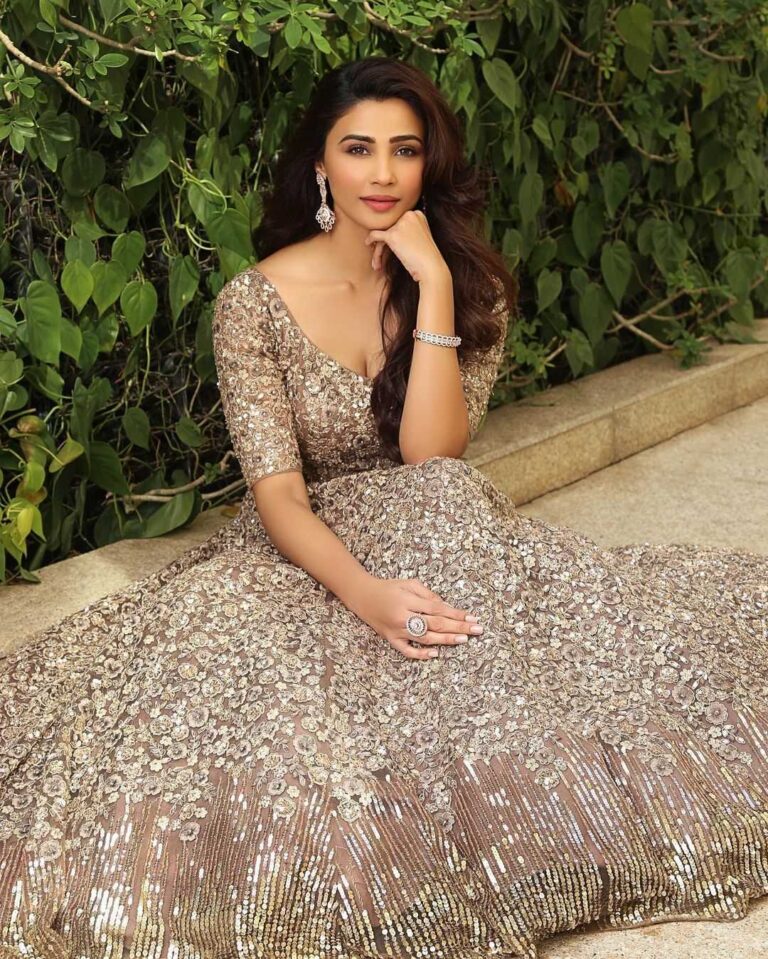 Daisy Shah Height, Weight, Age, Family, Photos, Birthday, Husband