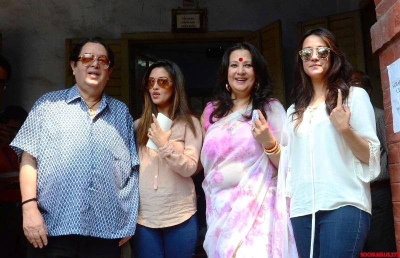 Moon Moon Sen With Her Husband And Daughters