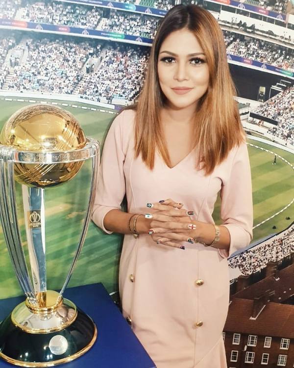 पेया जन्नतुल आईसीसी क्रिकेट विश्व कप 2019 ट्रॉफी के साथ