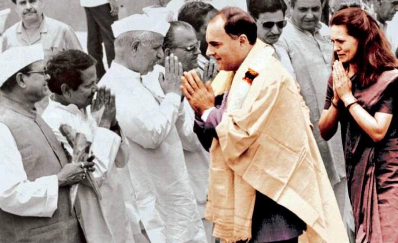 Shalini Yadav's Father-in-law Shyamlal Yadav Greeting Rajiv Gandhi & Sonia Gandhi
