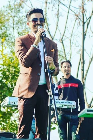 एक सार्वजनिक समारोह के दौरान गाते हुए दीप अरराइचा
