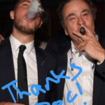 चेल्सी क्लब डॉक्टर के साथ ईडन हैज़र्ड धूम्रपान सिगार