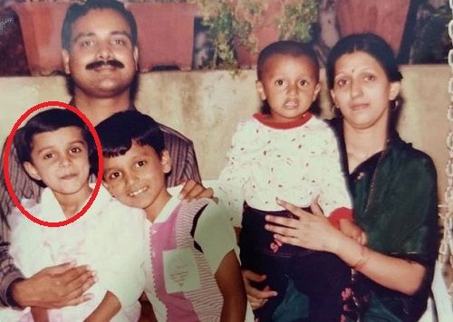 मयूरी देशमुख की बचपन की तस्वीर उनके परिवार के साथ