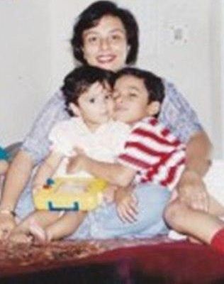 रागिनी टंडन अपनी मां और भाई के साथ- बचपन की तस्वीर