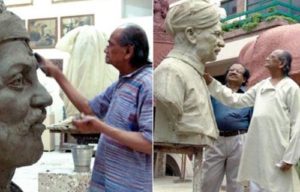 राम वी सुतार मूर्तियां बना रहे हैं