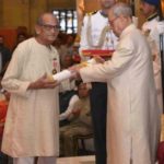 Ram V Sutar receiving Padma Bhushan in 2016