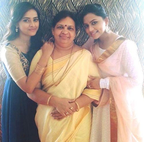 sri-divya-with-her-mother-and-sister
