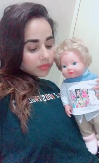 सुनंदा शर्मा अपनी गुड़िया के साथ