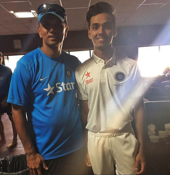 भारत अंडर-19 टीम के कोच राहुल द्रविड़ के साथ उत्कर्ष सिंह