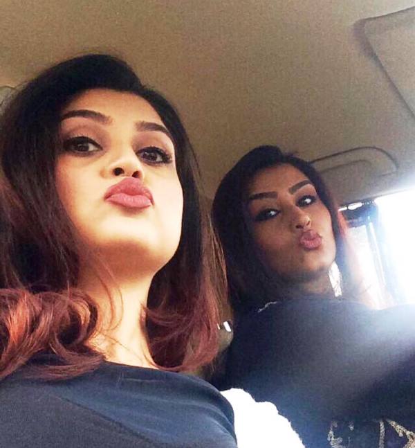 Zoya Nasir with her sister