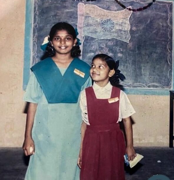 भवानी देवी (दाएं) स्कूल में अपनी बड़ी बहन के साथ