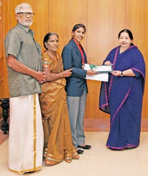 तमिलनाडु की पूर्व मुख्यमंत्री जे जयललिता एक सम्मान प्राप्त करते हुए भवानी देवी और उनके माता-पिता के साथ with