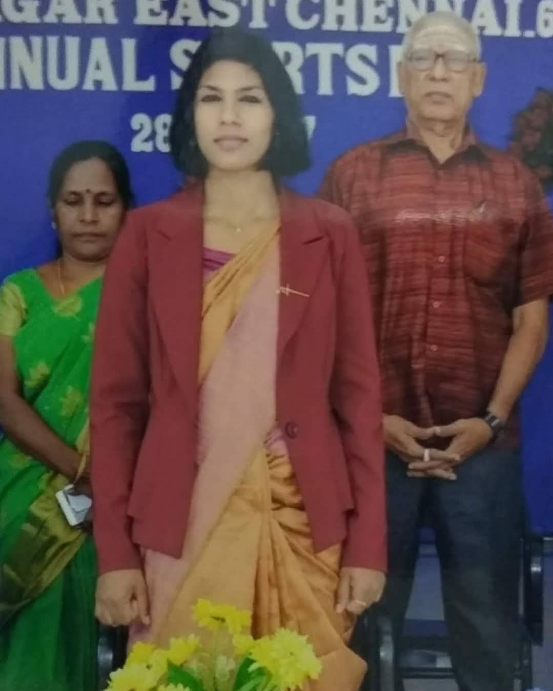 वल्लिअम्मल कॉलेज में अपने माता-पिता के साथ गेस्ट स्पीकर के रूप में पोज देते हुए भवानी देवी